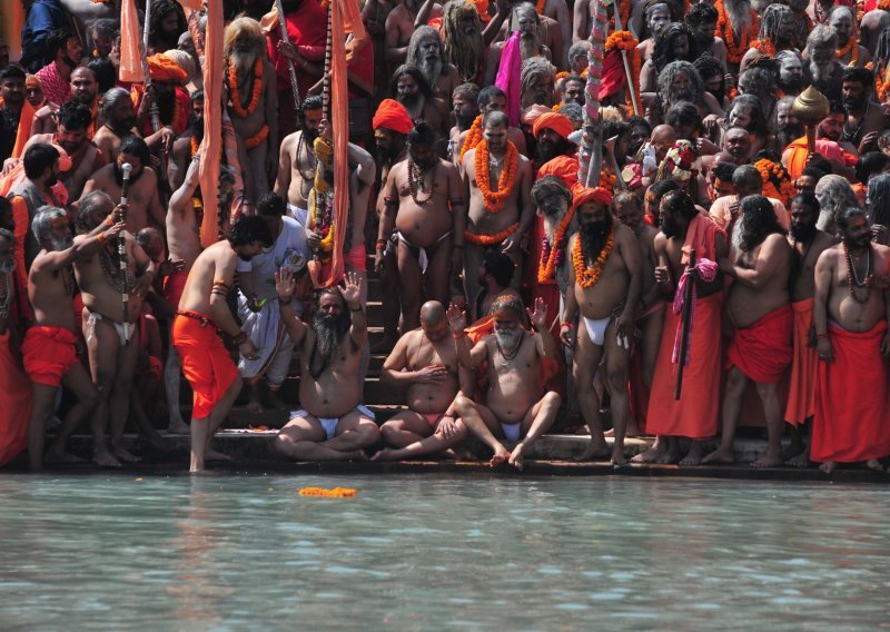 Broj zaraženih u Indiji veći nego u Brazilu, tisuće ljudi krenule na ritualno kupanje