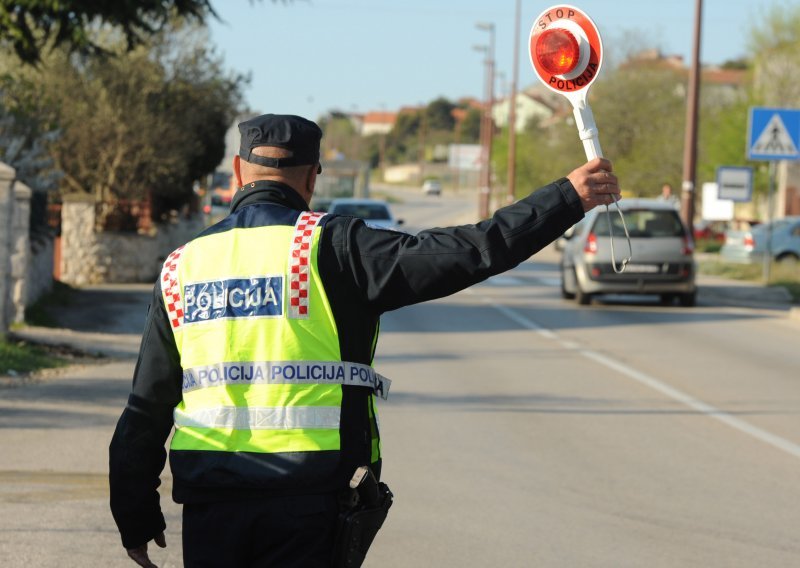 Starac pod utjecajem alkohola u Čakovcu prošao kroz kružni tok i zabio se u prometni znak; pobjegao je, no policija ga je pronašla