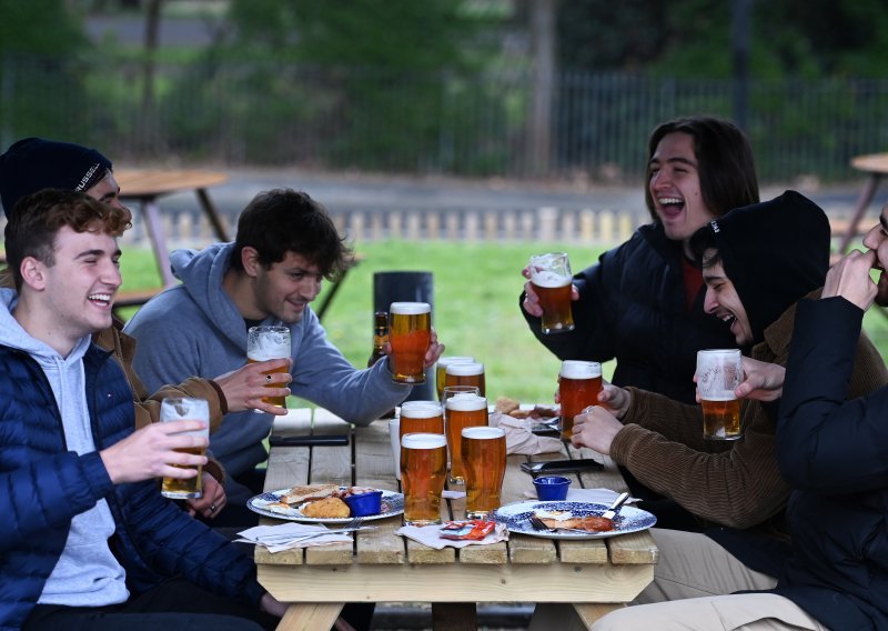 [FOTO] Englezi na slobodi nakon tri mjeseca karantene: Pohrlili u teretane, pubove, frizerske salone...