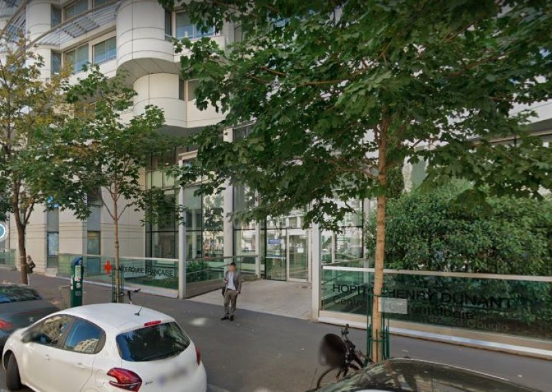 Pucnjava pred pariškom bolnicom: Dvije osobe ustrijeljene, jedna od njih preminula. Napadač pobjegao skuterom