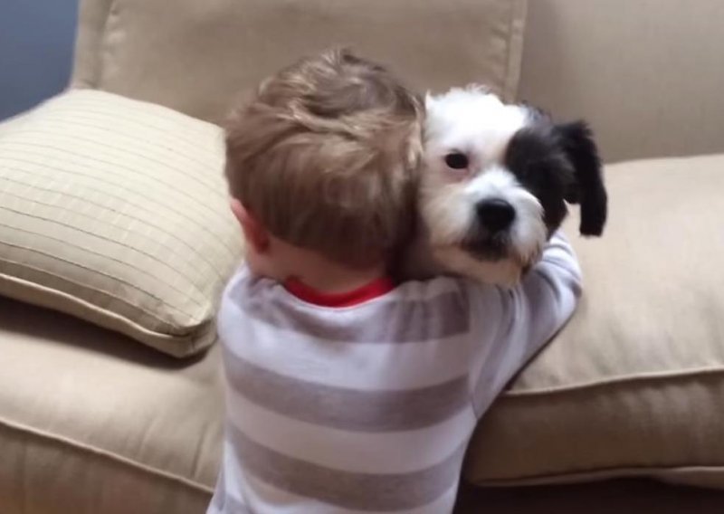 Dječak voli svog psa iako ne zna trikove