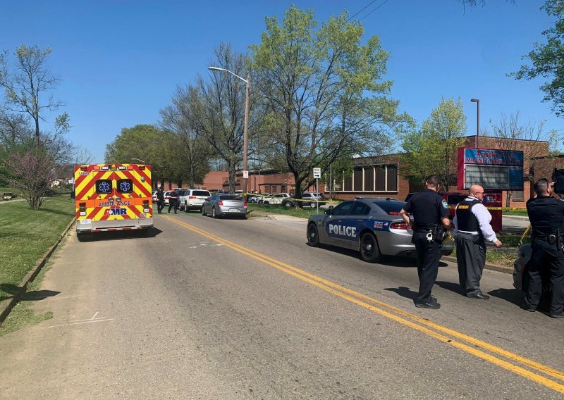 U pucnjavi u srednjoj školi u Knoxvilleu ubijen napadač