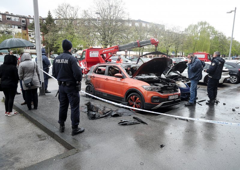 [FOTO/VIDEO] Rano jutros gorjela parkirana vozila u Zagrebu