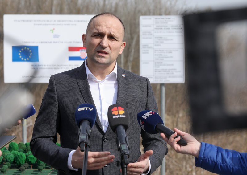 Osijek: HDZ-ov kandidat za župana Anušić predao listu s 24.740 potpisa građana