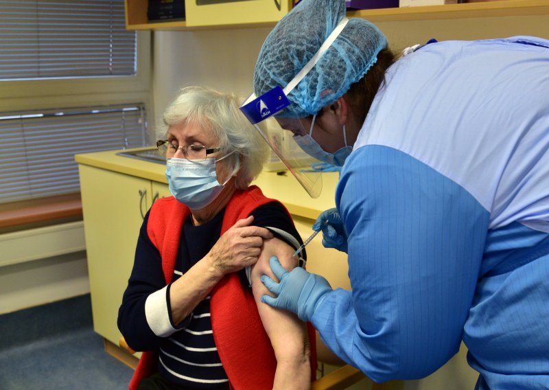 Dvije trećine Slovenaca vjeruje u cijepljenje, ali ima i teorija zavjere