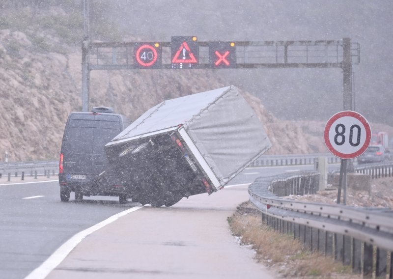 Bura radi probleme u prometu, zimski su uvjeti na pojedinim cestama