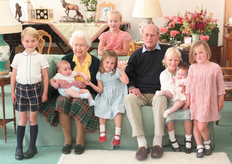 Kraljevska obitelj objavila dosad neviđenu fotografiju princa Philipa sa svojom praunučadi