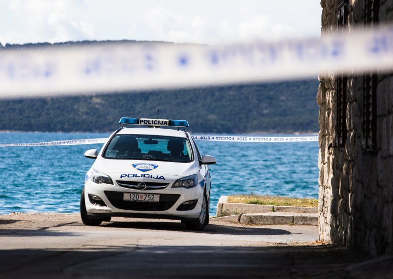 Pijani nasrnuli na policajce u Zadru; sad su u pritvoru