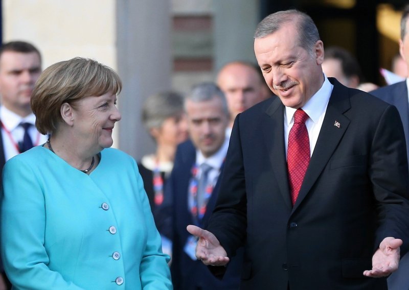 Merkel pozvala Erdogana da poštuje pravnu državu