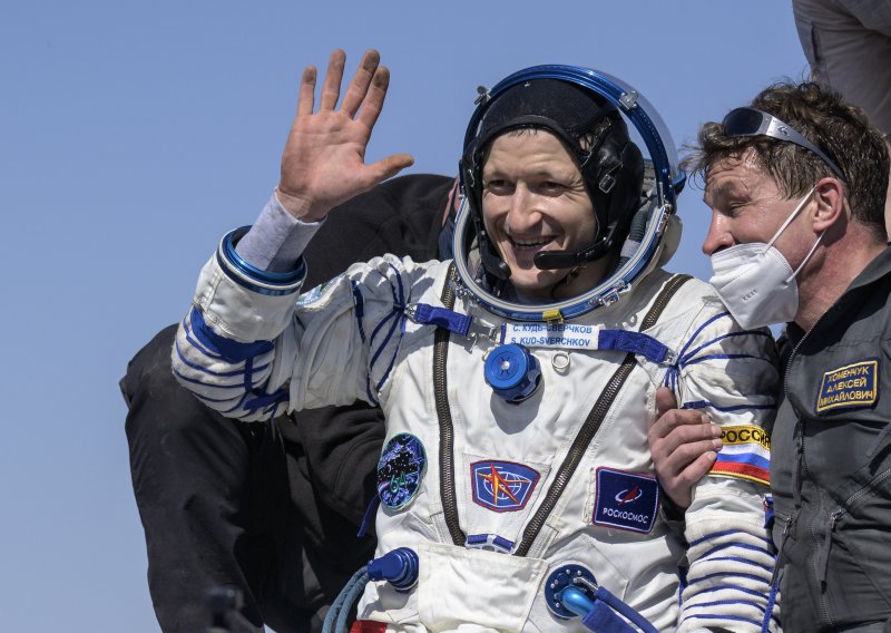Troje članova svemirske postaje sigurno sletjelo u kapsuli: 'Posada se osjeća dobro. Dobrodošli na Zemlju!'