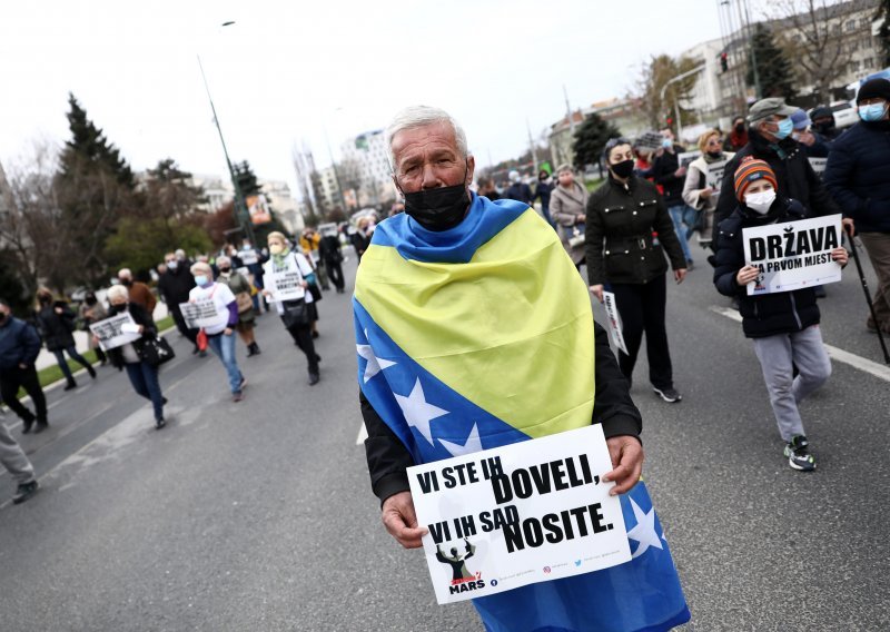 [FOTO] U Sarajevu ponovo prosvjedi protiv vlasti zbog pandemije, 1300 novozaraženih