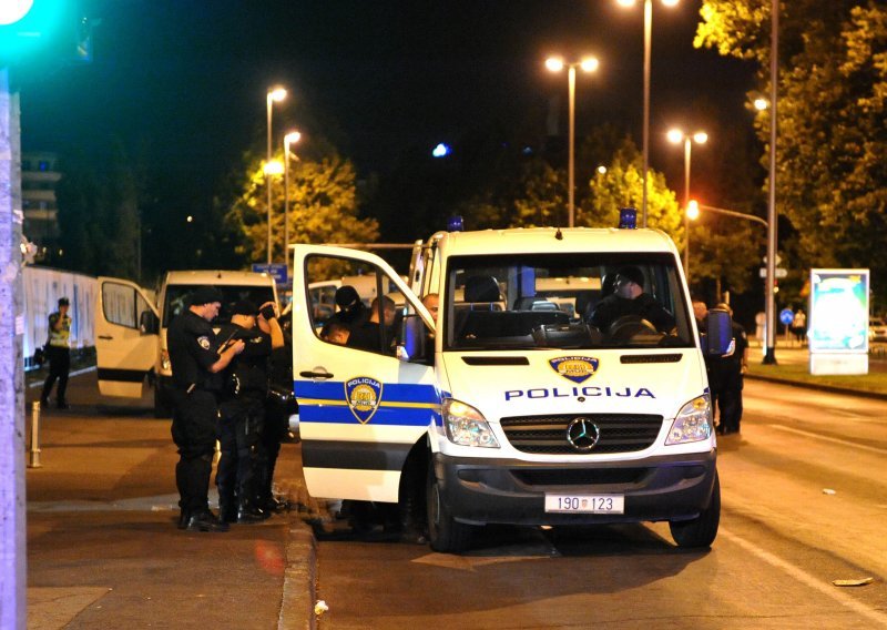 Policija u centru Zagreba kontrolirala kafiće. U studentskoj udruzi pronašli 64 osobe, jedna je bila pozitivna