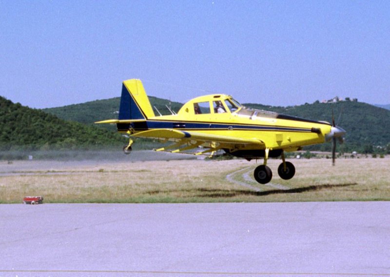 Na Braču se srušio air tractor, pilot preživio