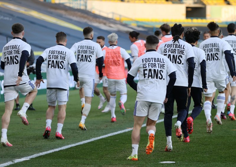 Igrači Leedsa prvi su igrali protiv Superligaša, a za tu su prigodu izašli u posebnim majicama; nepotrebno je reći što su vikali navijači ispred stadiona