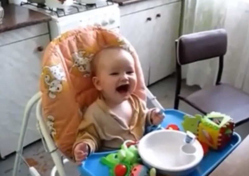 Bebe se kidaju od smijeha, probajte ostati ravnodušni