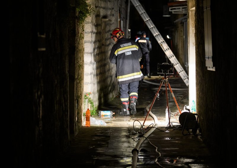 [FOTO] U požaru kuće u Trogiru poginuo vlasnik, a liječnici se bore za život žene