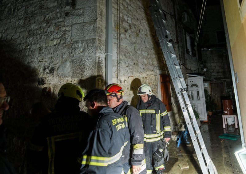 Veliki požar koji je progutao obiteljsku kuću u Trogiru i odnio jedan ljudski život izazvao otvoreni plamen ili žar
