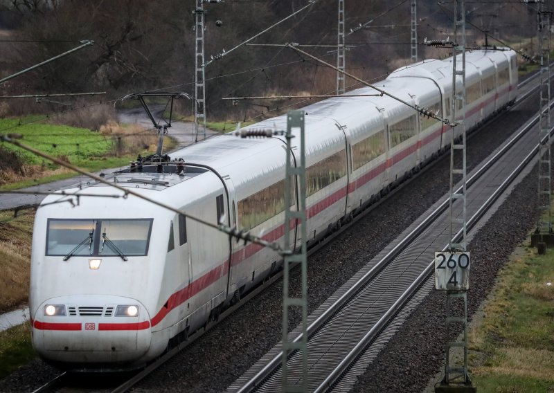 Napad nožem na putnike vlaka u Bavarskoj, više osoba ozlijeđeno