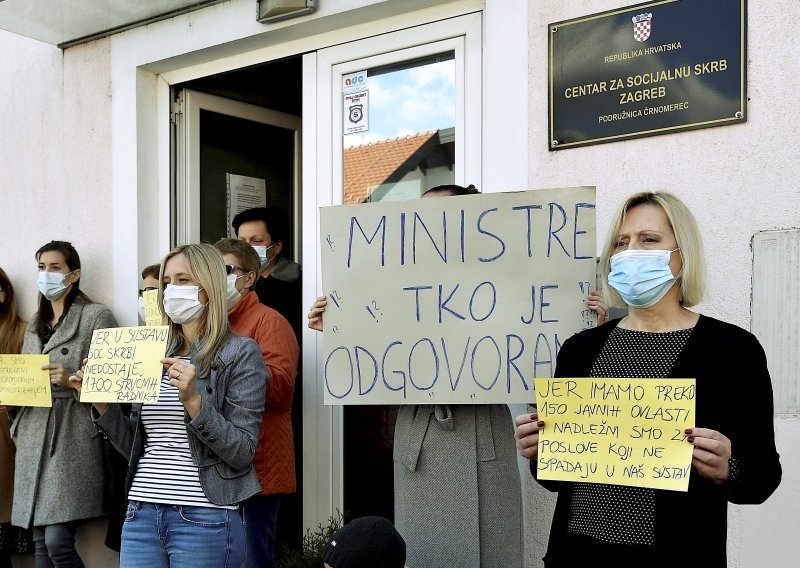 [FOTO] Prosvjedovali radnici socijalne skrbi: Pozivamo na odgovornost - profesionalnu, osobnu, građansku, ali i političku