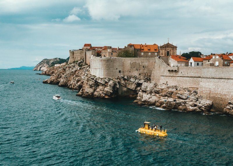 Povodom Dana planeta Zemlje tportal donosi sat joge sa spektakularnim pogledom na Dubrovnik