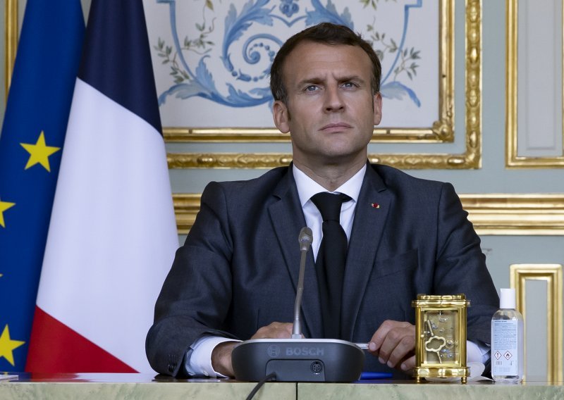 Macron izazvao epsku zbrku: Na TikToku nagovarao mlade Francuze da se cijepe, a svi teoretičari zavjera pričaju o njegovoj majici