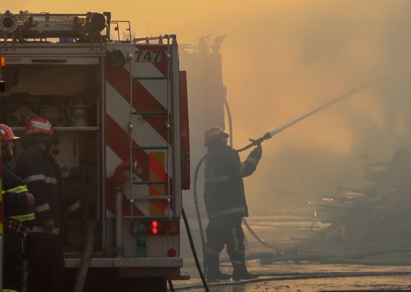 Požar u valpovačkoj tvornici parketa i namještaja buknuo tijekom zavarivanja