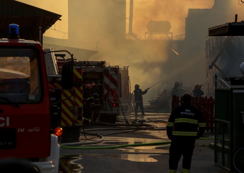 [FOTO, VIDEO] Veliki požar u Valpovu: Gorjelo u tvornici za stolariju i preradu drva