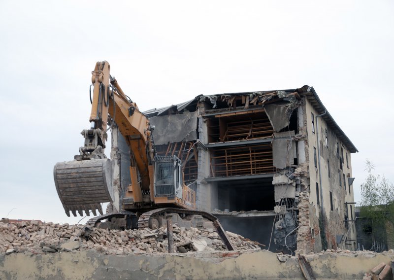 Startalo intenzivnije rušenje oštećenih objekata na Banovini; na popisu i 14 obiteljskih kuća