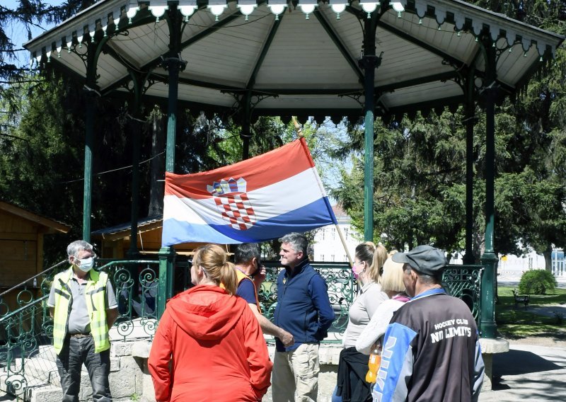 [FOTO] Krik s Banovine: Gdje su završile milijunske novčane donacije koje nisu došle do stradalih građana?