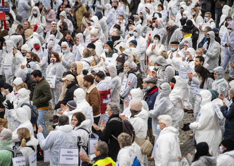 Tisuće prosvjednika protiv restriktivnih mjera u Švicarskoj