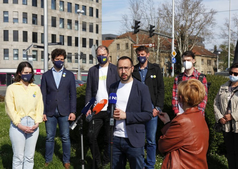 [FOTO] Tomašević: Gradski zastupnici 'slučajno' su dobili najreprezentativnije ugostiteljske objekte u Maksimiru