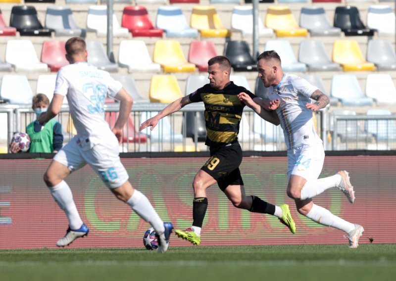 [FOTO] Derbi Rijeke i Osijeka završio bez pobjednika i bez golova; Murić je zapucao jedanaesterac za Rijeku...