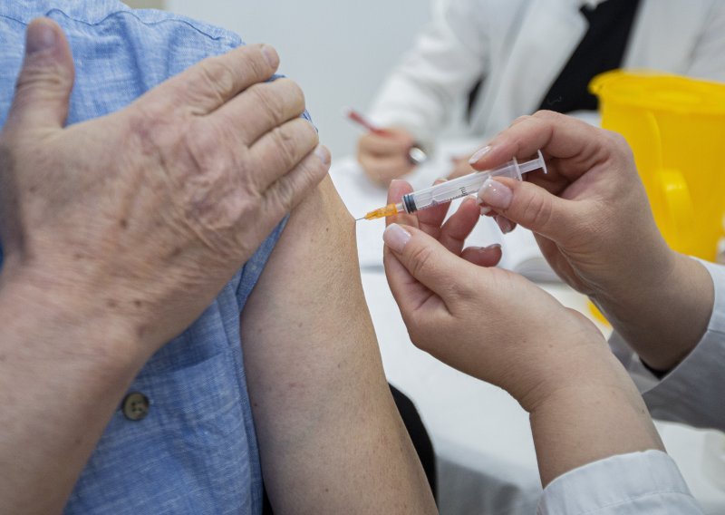 Radnica u njemačkom centru za cijepljenje punila injekcije fiziološkom otopinom