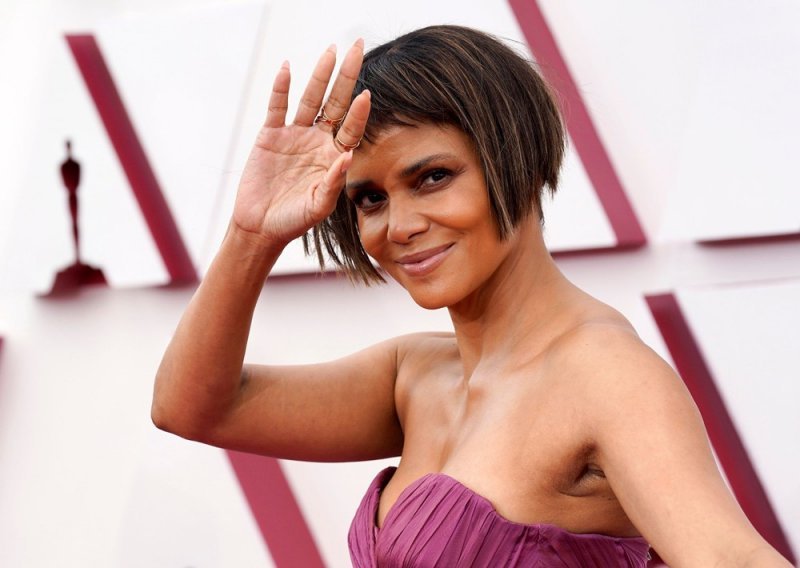 Zbog neuredne bob frizure bila je predmet sprdnje na dodjeli Oscara: Halle Berry tvrdi da je sve bila samo šala