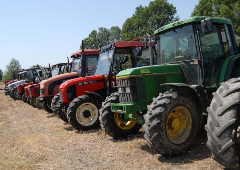 Disgruntled farmers continue to block roads