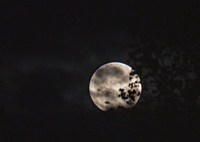 [FOTO] Ružičasti Mjesec zasjao je u zoru, a moći ćemo ga gledati još večeras