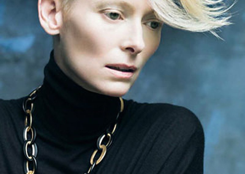 Tilda Swinton obrijala glavu i izbijelila lice