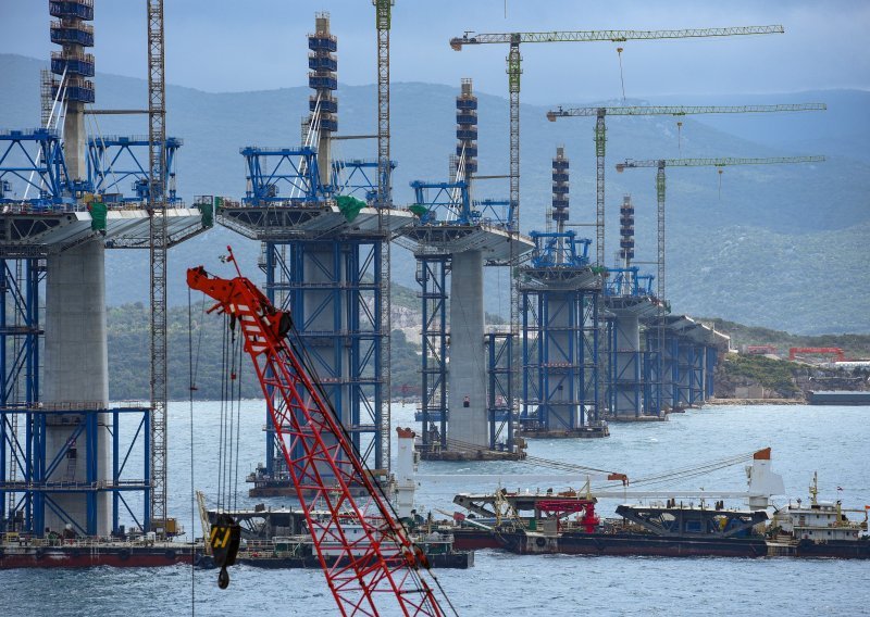 [FOTO] Postavljeno više od polovice Pelješkog mosta, do rujna će biti gotova čitava rasponska konstrukcija: Pogledajte stanje na gradilištu