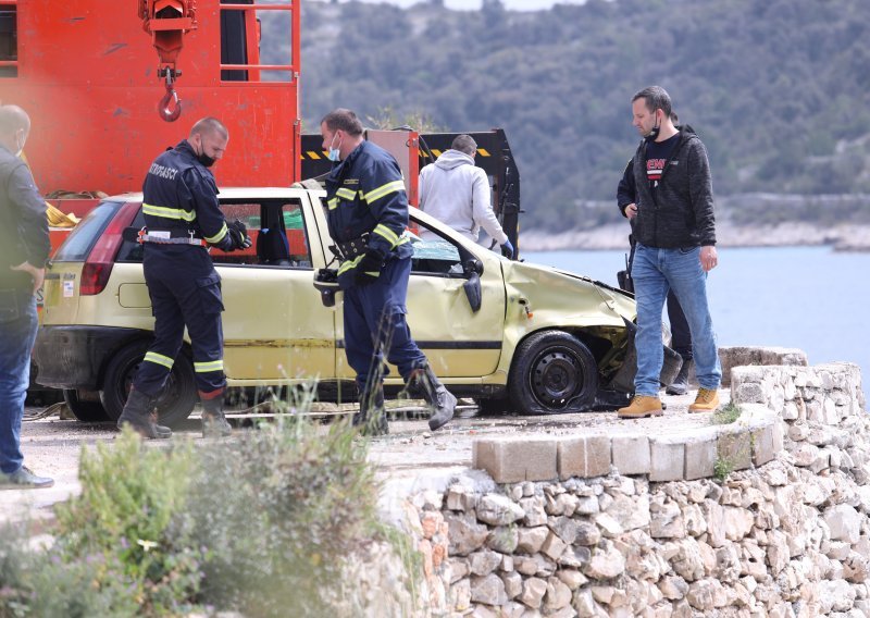 [VIDEO] Policija iz mora u Vinišću izvlači automobil u kojem je mrtva osoba