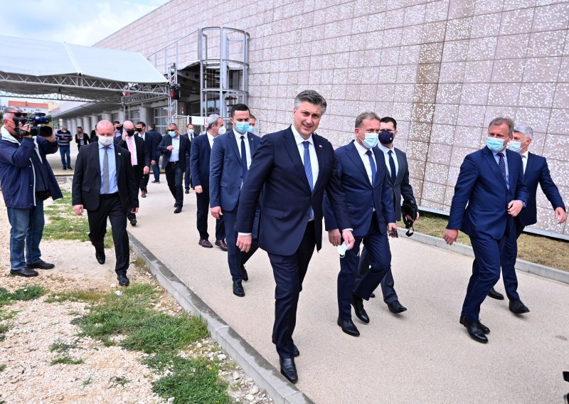 [FOTO] Plenković u Zadru posjetio ŠCR Višnjik gdje se gradi olimpijski bazen