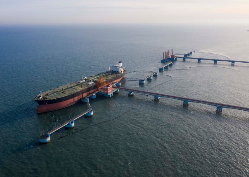 U sudaru tankera i broda izlilo se 400 tona nafte blizu kineske obale