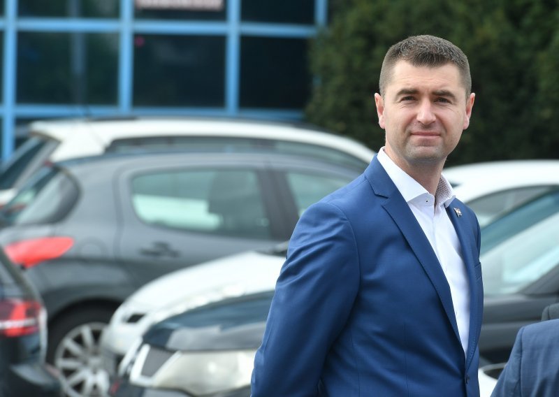 Filipović tvrdi da je Tomašević je opterećen milijunskim donacijama iz inozemstva
