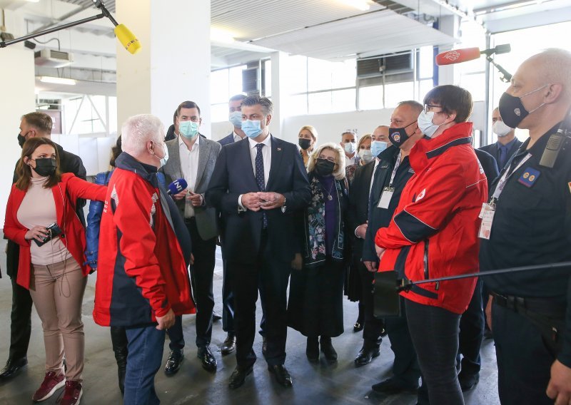 [FOTO] Plenković obišao punkt za cijepljenje na Velesajmu, Šostar mu poručio da nema potrebe za platformom, premijer uzvratio: 'Riješit ćemo to...'