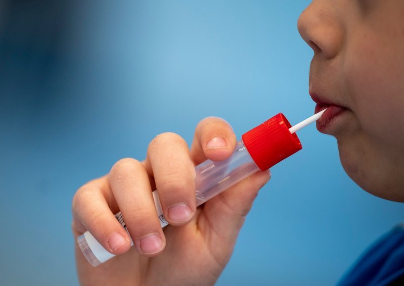 Austrijanci djeci daju covid-19 testove u obliku lizalica