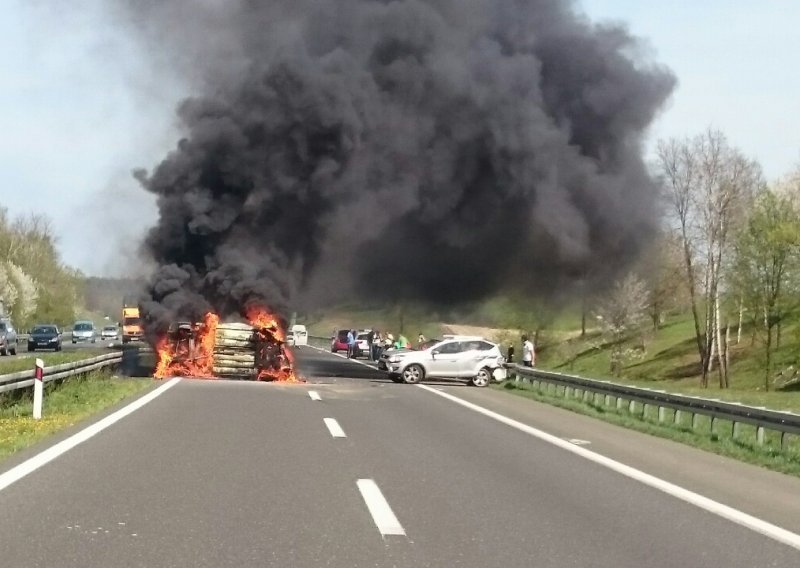 Vozač u zadnji čas izašao iz plamtećeg auta na autocesti
