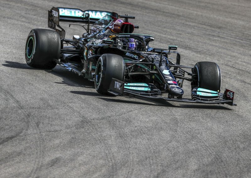 Hamilton i Verstappen se požalili na velike probleme sa svojim bolidima; radio poruke poslane iz bolida otkrivaju neobične smetnje prilikom vožnje