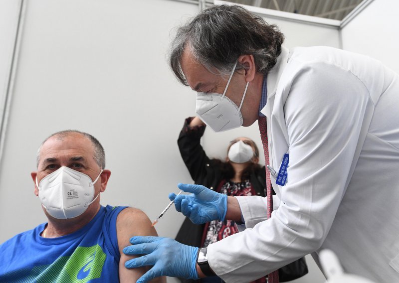 Italija će pojačati cijepljenje u tvrtkama i turističkim destinacijama, a građani će se moći cijepiti i kod zubara i u ljekarnama