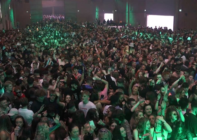 Vjerovali ili ne, noćas u Liverpoolu: Tisuće Britanaca legalno i bez maski okupilo se na plesnom podiju