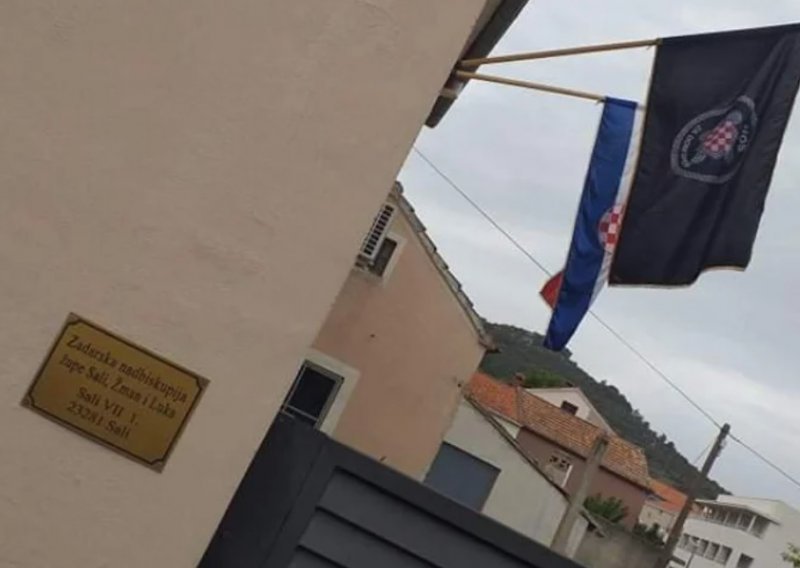 Na župnom dvoru Zadarske nadbiskupije u Salima izvješena zastava HOS-a sa sloganom ZDS