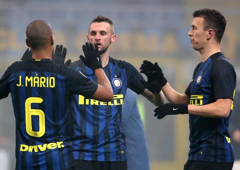 Marcelo Brozović i Ivan Perišić okrunili se naslovom prvaka; Inter nakon 11 godina četiri kola prije zasjeo na sam vrh talijanskog nogometa